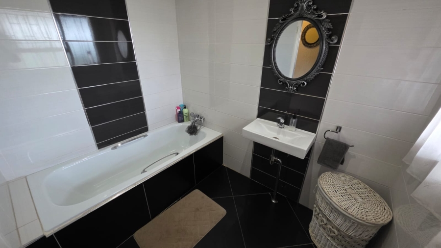 3 Bedroom Property for Sale in La Hoff North West